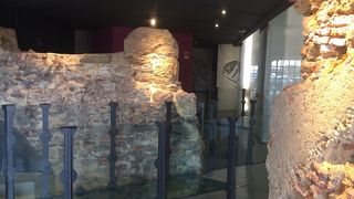 内部ではローマ時代の城壁を見ることができる