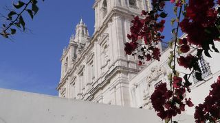 修道院の入口の中庭が美しい