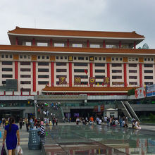 この立派な建物が香港と中国の境界に建っている羅湖口岸