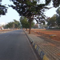 この先に本館（ロビー棟）があります