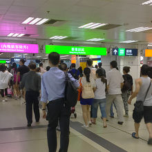 香港側のイミグレ、外国人はピンクの案内版に従って進む