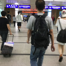 境界に架かる橋を歩いて渡って中国側イミグレへ