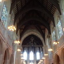 美しい天井と柱です。