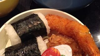 テーブルにひとつずつテレビがついてます!!