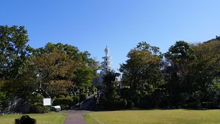 存在感のある慰霊塔