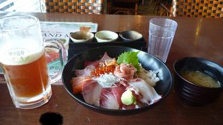 地ビールと地魚をいただくディナー
