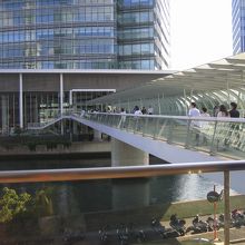 横浜駅からでてビルを繋ぐ回廊