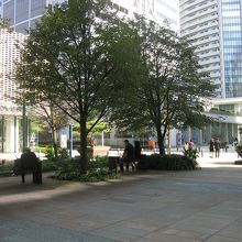 木陰で休む人たち