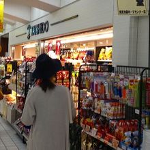 小さなお店ですが、いつも人でにぎわっています