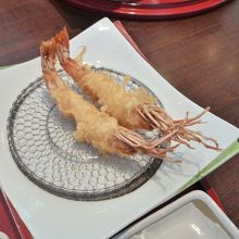 海老は有頭でカラリと揚がっており全部食べられます