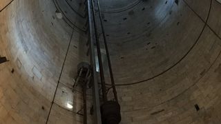 本当に傾いてます