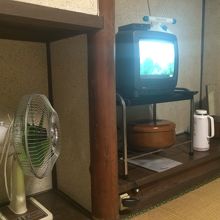 すごく古いテレビに、すごく古い扇風機。