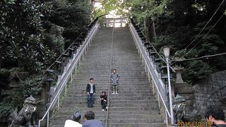 愛宕神社参道の男坂は、正面の急な石段で「出世の石段」と呼ばれています。