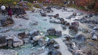 温泉の川と紅葉