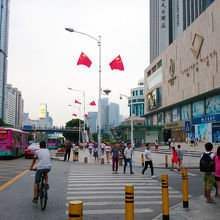 地下鉄「華強路駅」のA出口を出て左折すると電脳街です
