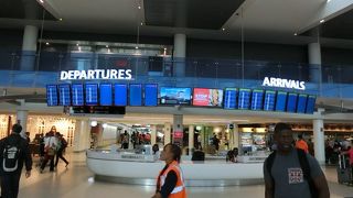 東海岸の旧USエアのハブ空港、ターミナル間移動には気を付けて。
