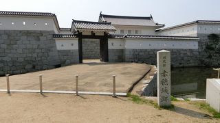 大石神社の隣にあります
