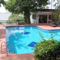 小さいけどプールあり。レセプション（フロント）は奥右の建物。