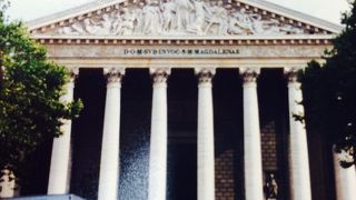 荘厳な雰囲気の寺院