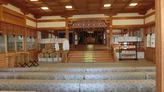 大石神社の赤穂浪士47士の石像が左右にあります。