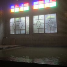 「檜風呂」窓から差し込む光が美しい色ガラスは大正時代のものだ
