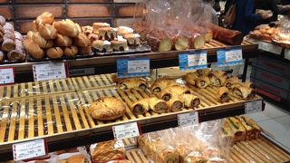 デパ地下の端にあります。