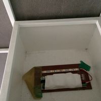 壁調度の中に放置された基板（もとは間接照明か？）