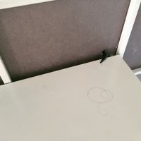 調度の上に放置された毛髪とビニールテープ切れ端