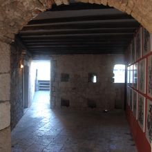 発掘品の展示や牢獄の跡もあります。