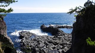 荒々しい岩場の海岸線が絶景
