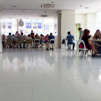 朝食スペースは満席で10分ほど空くまでソファーに座って待った