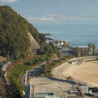 屋上からの眺望。海岸線をJR呉線が走ります。