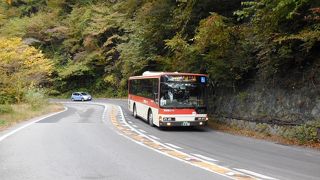 小田原駅発じゃなく箱根湯本駅発着の方が多い、１５分間隔と頻繁運行、ただし渋滞覚悟。