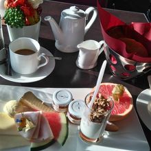 回転レストランでの朝食