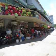 野菜、果物は店が開いていて賑わってました。