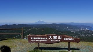 すり鉢状の独特な地形と絶景と