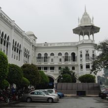 車と白い建物の間に見えるのが、地下道への入口