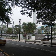この道路の手前側がマレー鉄道事務局ビル側で、奥が国立モスク