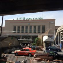 やっぱりそっくり。窓の形や並び方も。