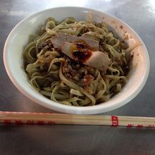 意麺。肉もやし入り汁なし平打麺です。小４０元です。