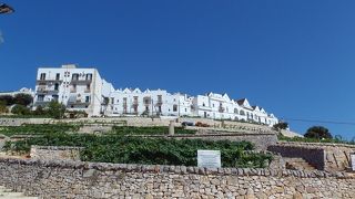 白い壁に白い石畳、とてもきれいでかわいい町です。