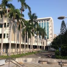 地下鉄市議会駅から地上に出てこの建物を右手に進みます