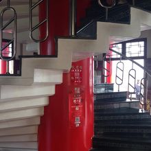 塔の中は６階まで続く螺旋階段