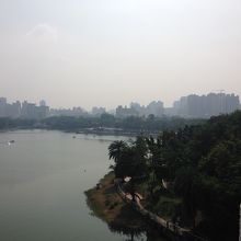 はるか向こうにビル街も見えます