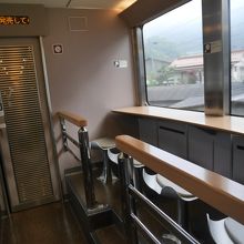 カウンター型のラウンジ