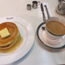 名物のホットケーキとアメリカン。