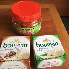 このチーズはパンにつけても、クラッカーでも、そのままでもハマ