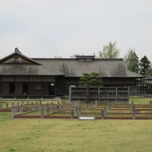 根城の広場の本丸跡に復元されている主殿