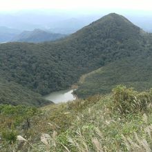 女三瓶山の展望台から見た室の内池と孫三瓶山
