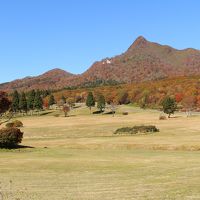 広場と紅葉、正面は鳥ケ山？